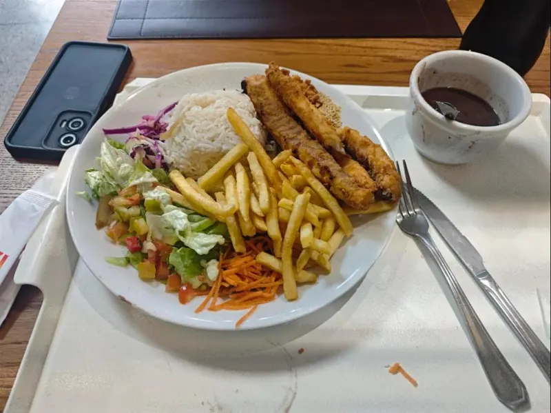 Almoço executivo com tilápia empanada, arroz, feijão, salada e fritas