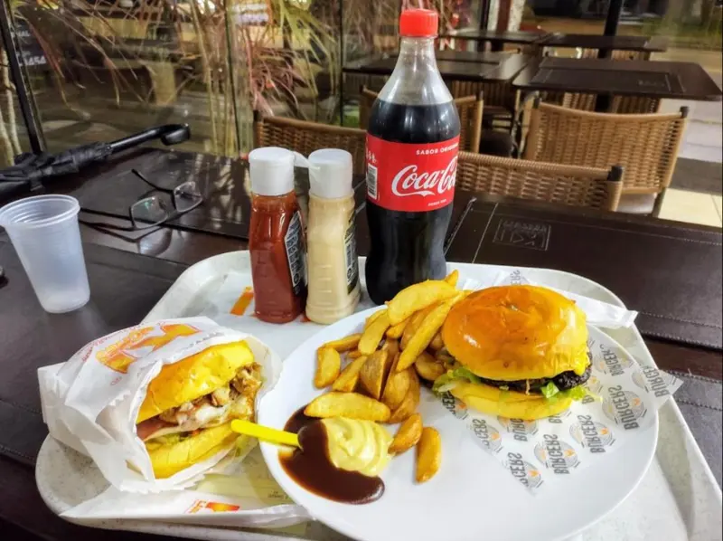 Hambúrguer gourmet com batatas rústicas no Ki Lanches