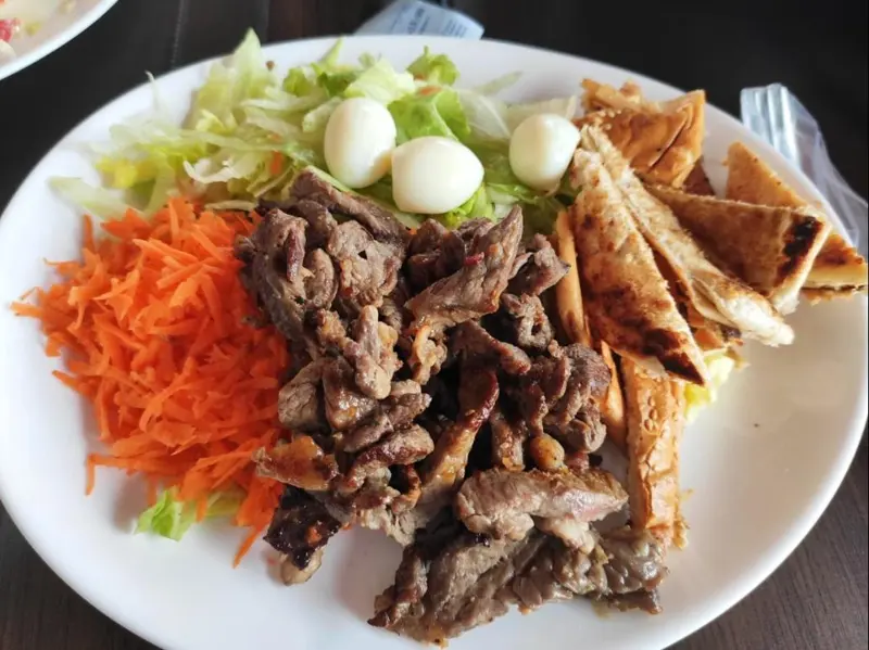 Salada com alcatra, ovos de codorna e pão torrado